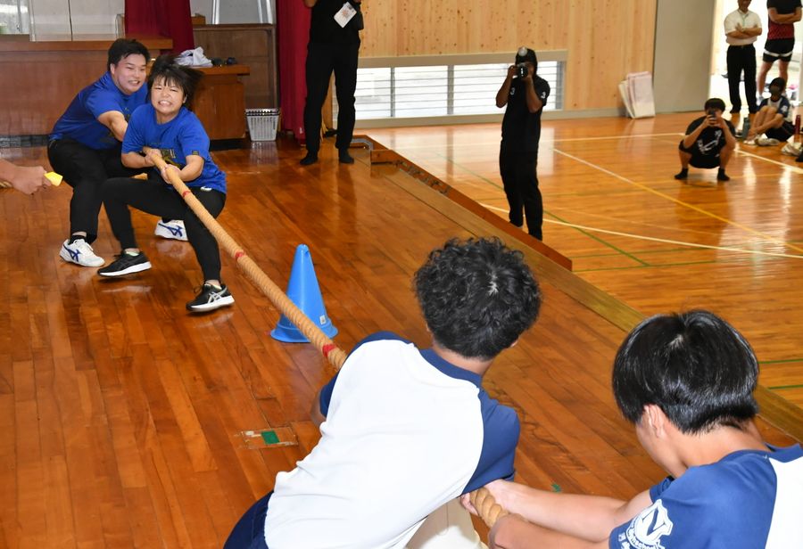 生徒と全力で綱引き勝負をする桜井つぐみ選手（香南市の野市中学校）