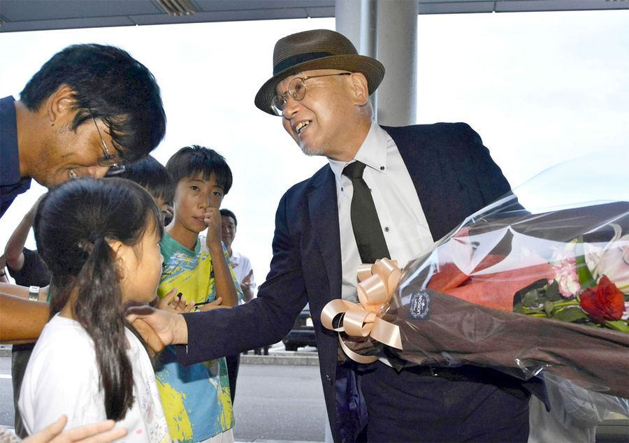 支持者らに見送られながら、退庁する松本敏郎町長（黒潮町役場）