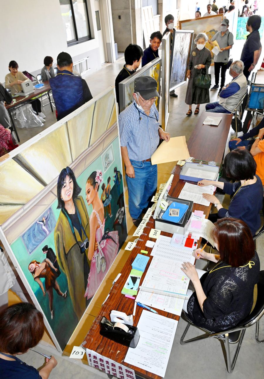 大作、力作が持ち込まれた県展洋画部門の搬入受付会場（高知市の県立美術館＝新田祐也撮影）