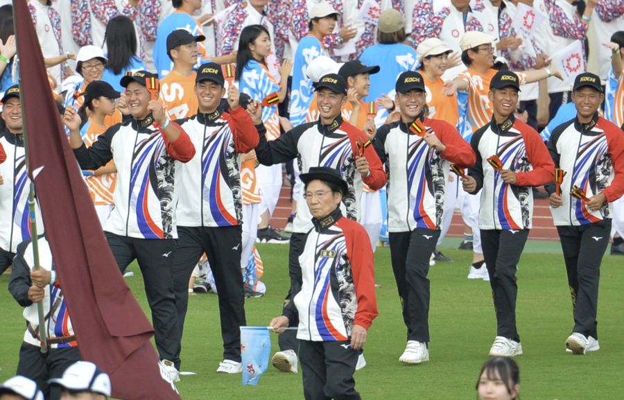 よさこい鳴子踊りを披露しながら笑顔で入場する高知県選手団（佐賀市のSAGAサンライズパーク陸上競技場）