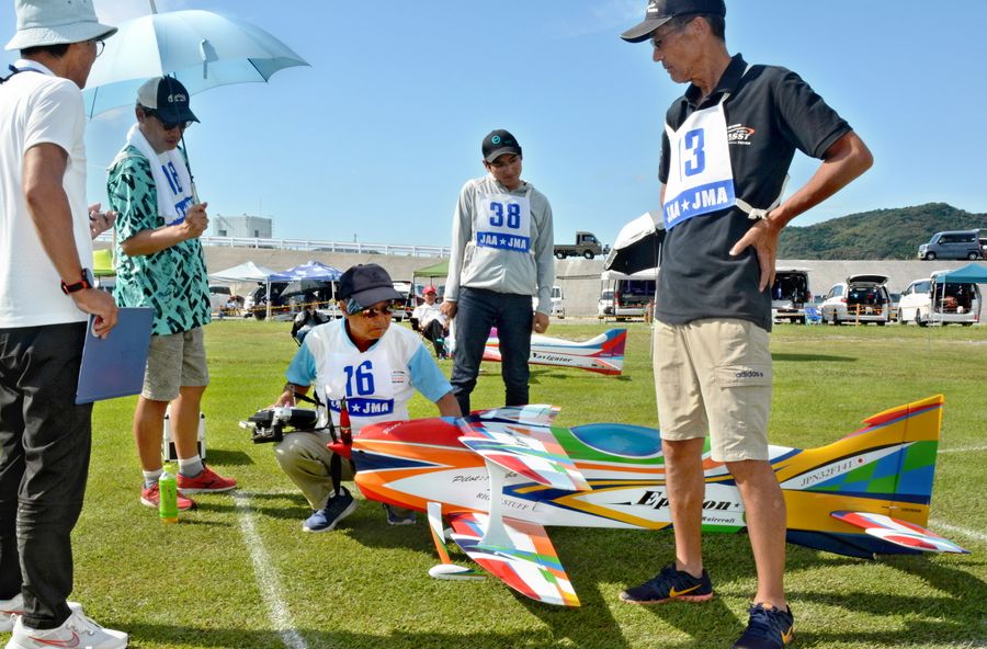 模型飛行機の調整をする参加者ら（高知市春野町西畑）