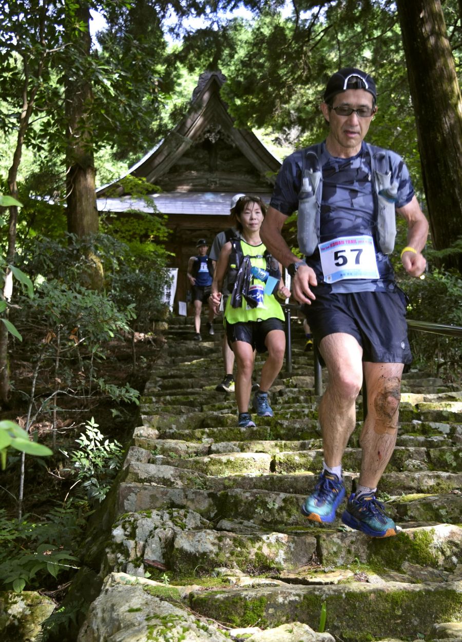 長谷寺で折り返し、石段を駆け下りるランナーたち（香南市夜須町羽尾）