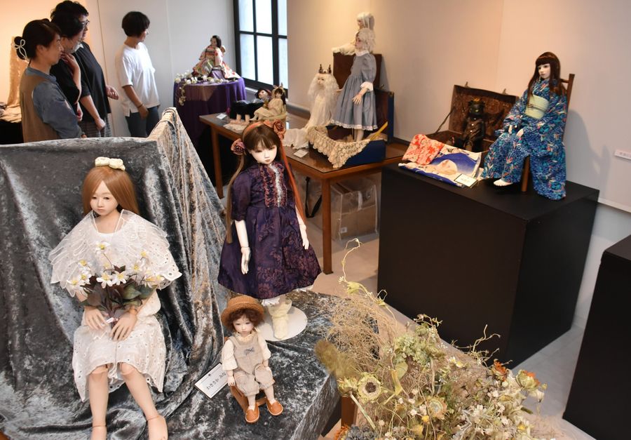 華やかで表情豊かな人形が並ぶグループ展(高知市のギャラリー)