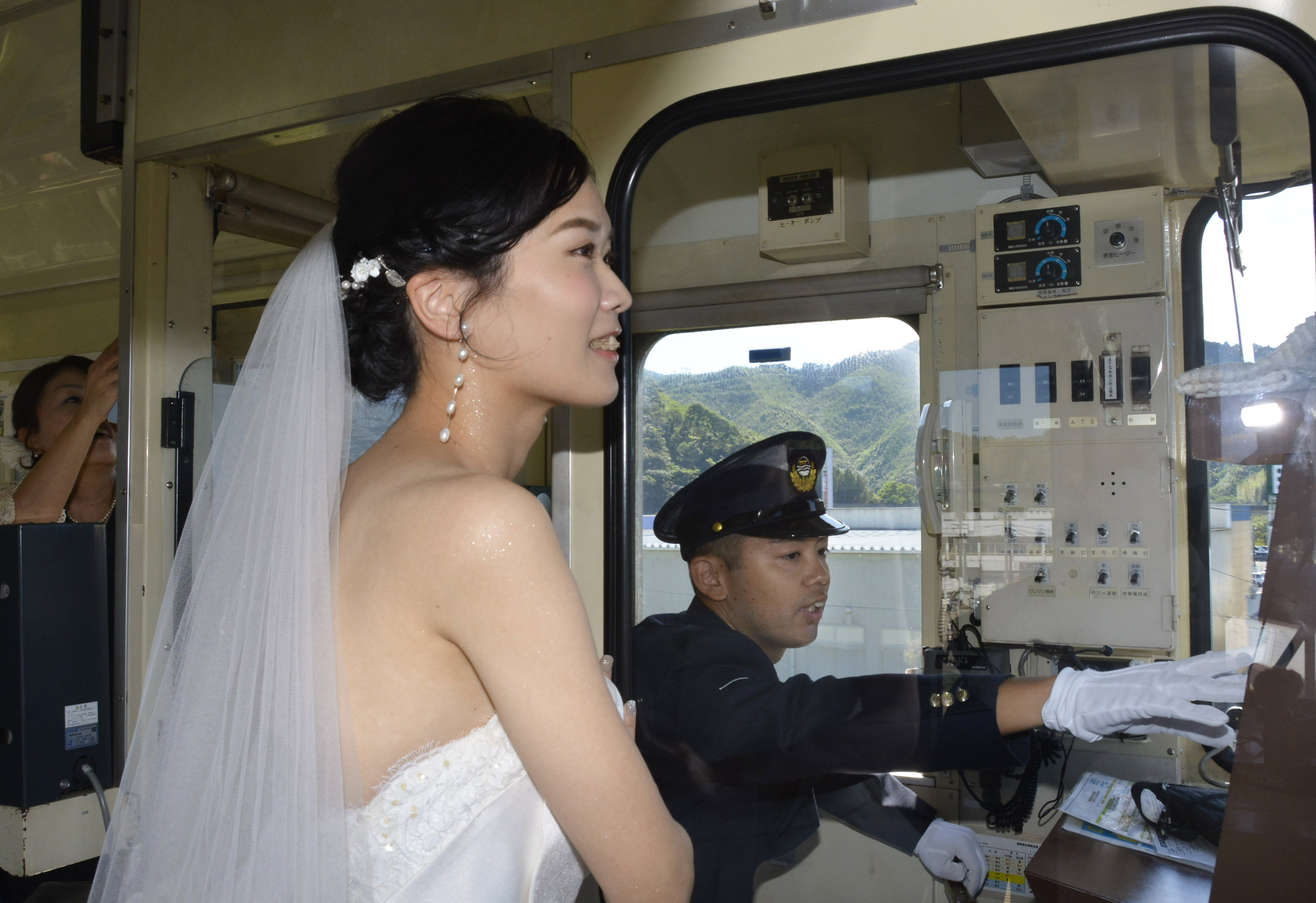 永遠の愛、運転士が誓ったのは土佐くろしお鉄道車内 「ブライダル