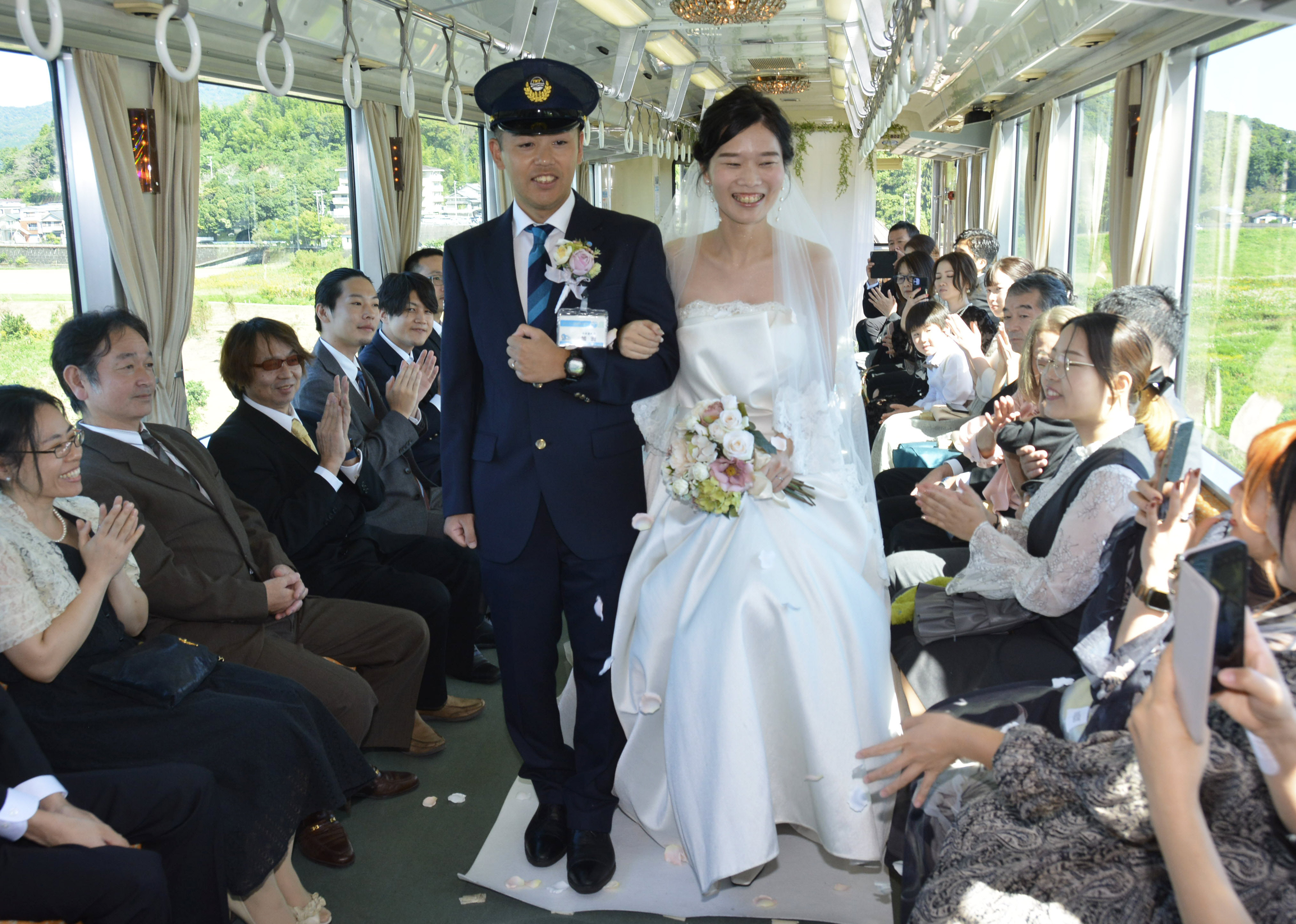 永遠の愛、運転士が誓ったのは土佐くろしお鉄道車内 「ブライダル
