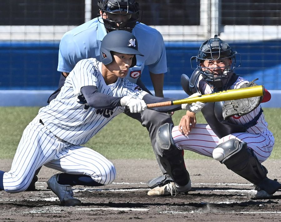 【明徳―中央】２回表明徳１死一、三塁、池崎がスクイズを決め１―０と先制する。捕手延川（春野球場＝森本敦士撮影）