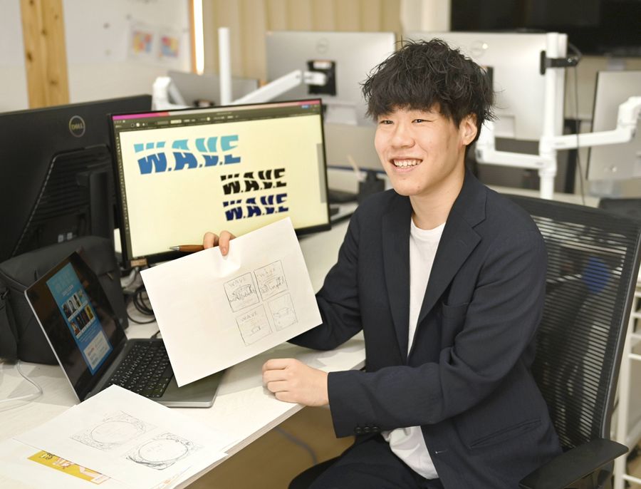 広告物を作るためのスケッチを手に、「楽しいと思えることで仕事ができてます」と語る伊藤瑞樹さん（香美市土佐山田町旭町２丁目）