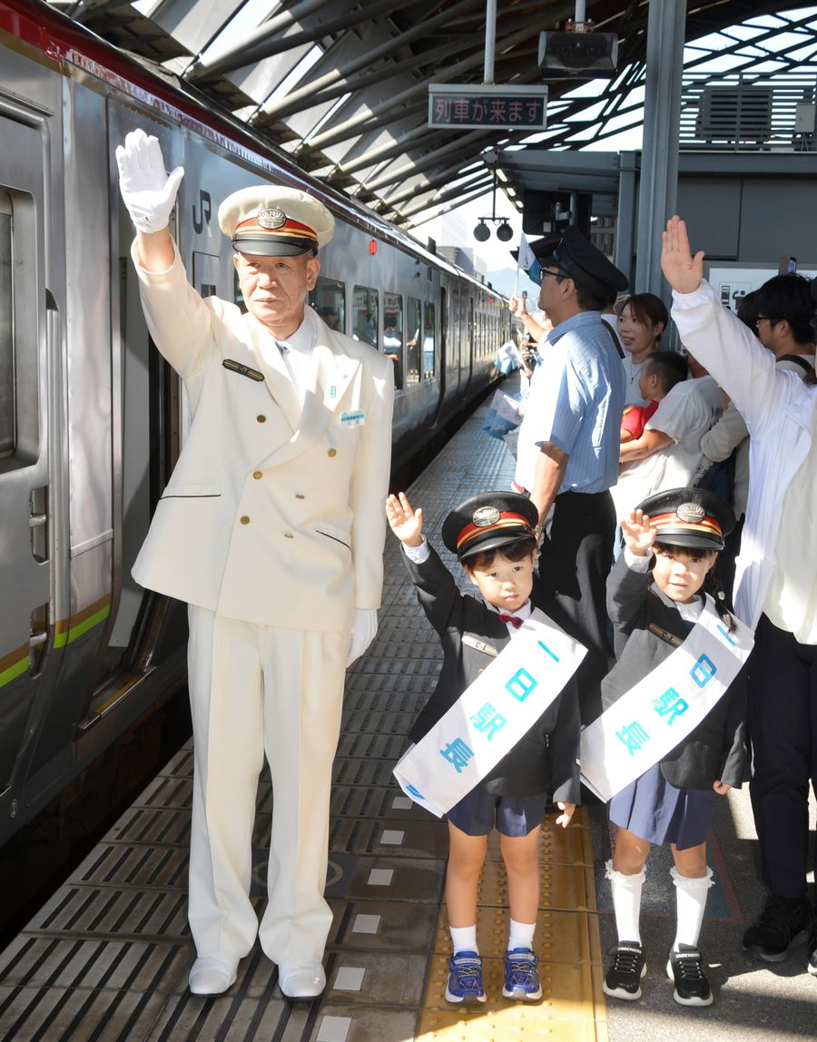 園児 鉄道の日に合わせ 園児が一日駅長 ＪＲ高知駅 | 高知新聞