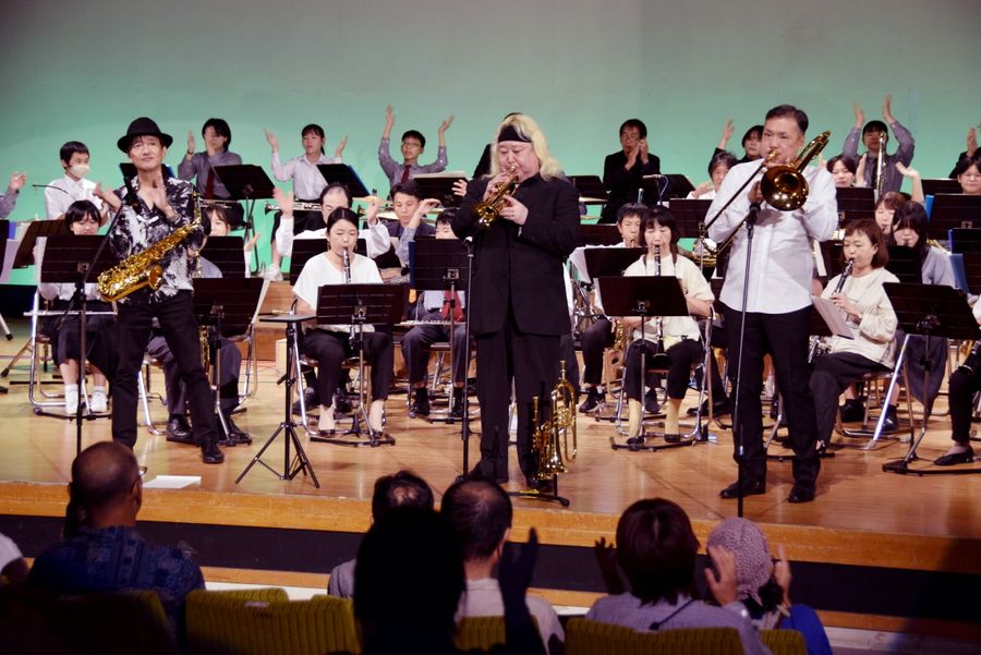 中学生らがプロと共演したコンサート（安芸市矢ノ丸３丁目の市民会館）