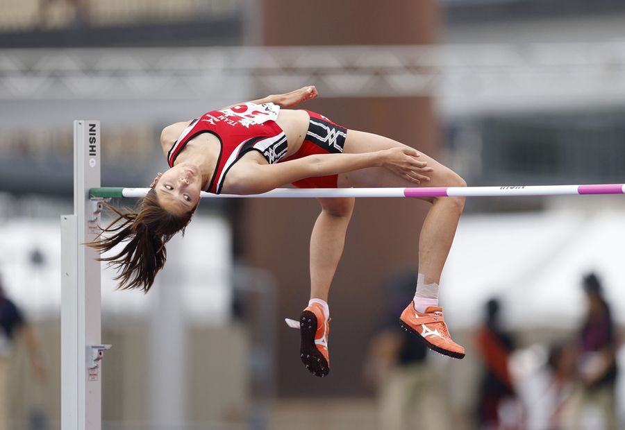 【成年女子走り高跳び】１メートル７３を跳んで５位の武山玲奈（佐賀県ＳＡＧＡサンライズパーク陸上競技場）