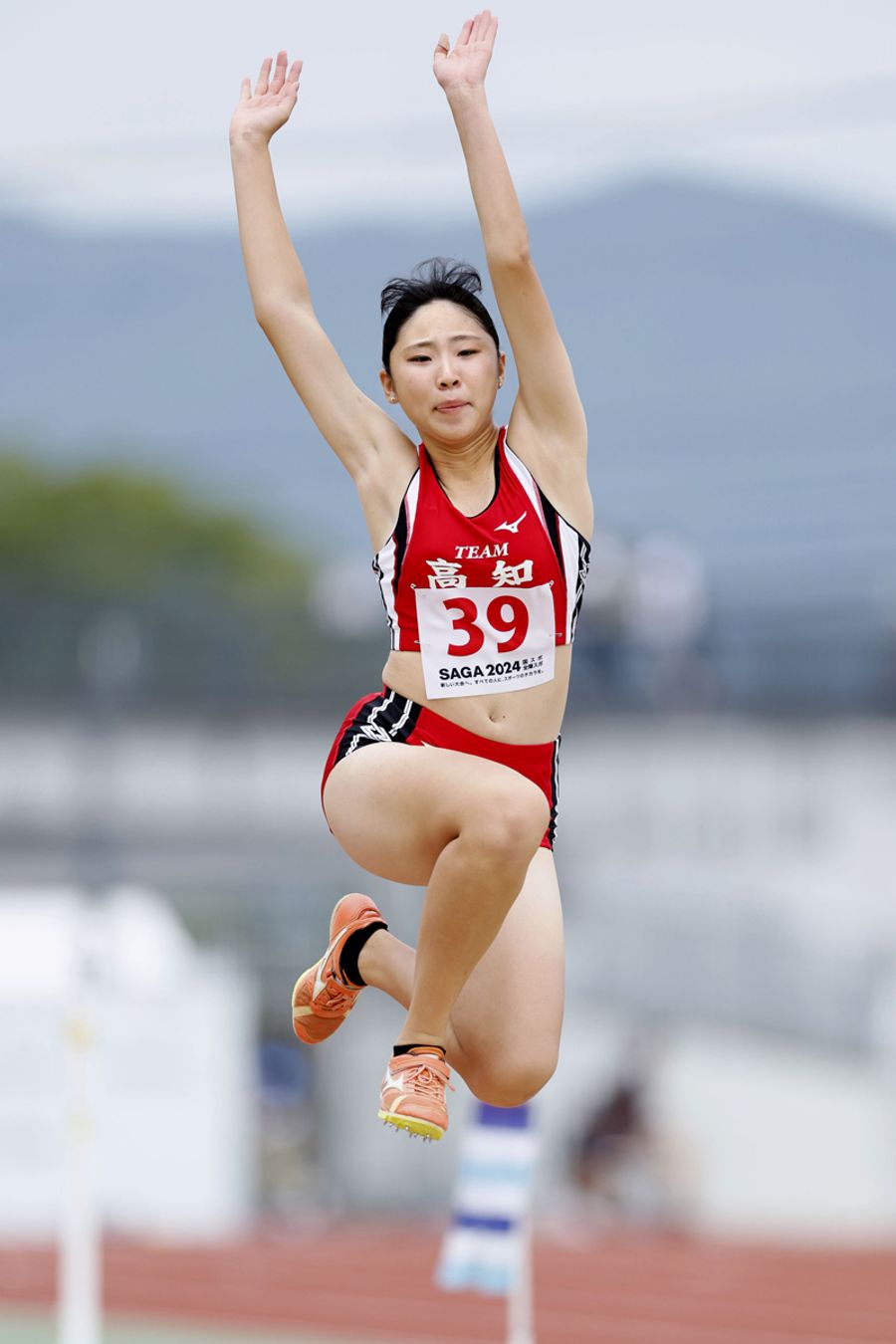 陸上 胸 恒石望乃(高知高出) 陸上・成年女子走り幅跳び8位 国民スポーツ大会 | 高知新聞