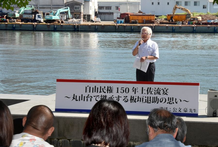 丸山台の歴史などについて講話する公文豪さん（高知市中の島の丸山台）