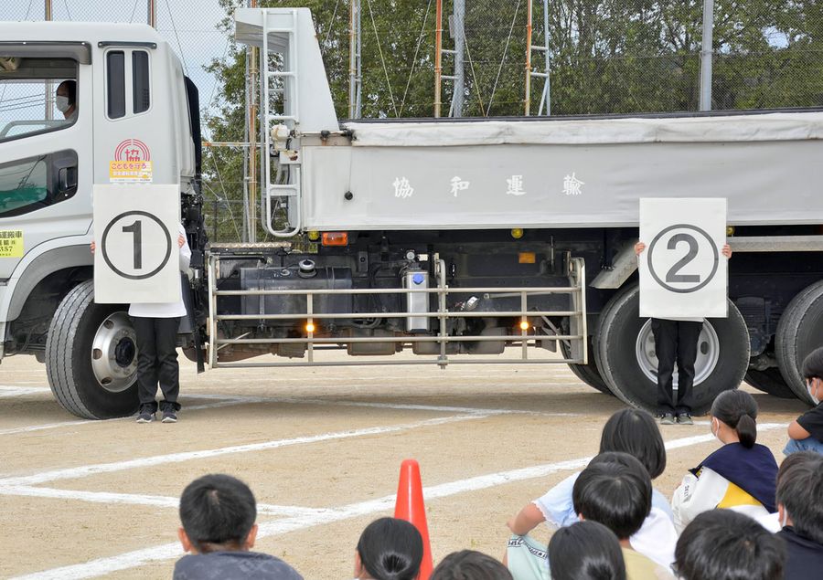 トラックの内輪差を学ぶ児童ら（高知市潮見台１丁目の介良潮見台小学校）