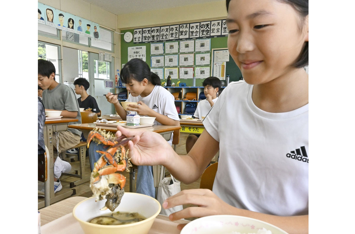 コクあり」ツガニ給食 四万十市の児童生徒が地元食材を味わう | 高知新聞