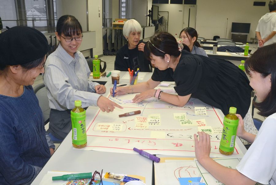 日曜市の改善点などについて話し合う参加者（高知市鷹匠町２丁目の市たかじょう庁舎）