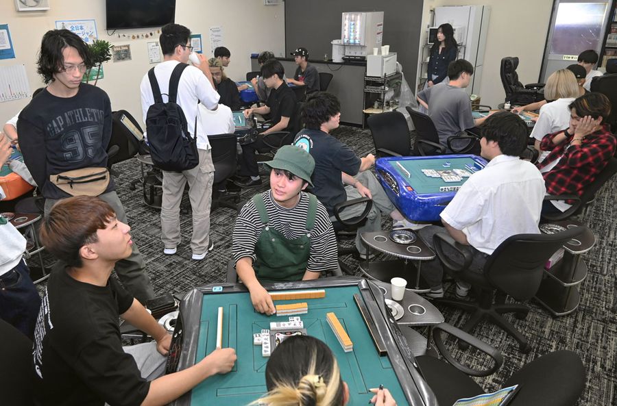 13日に行われた大学生向けマージャン大会(写真はいずれも高知市朝倉丙)