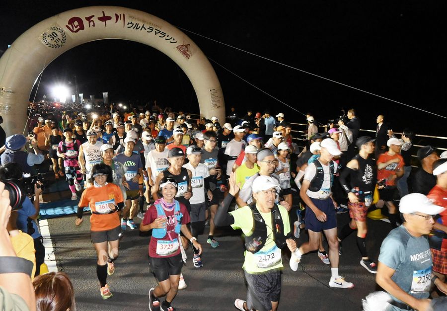 夜明け前にスタートした「四万十川ウルトラマラソン」（四万十市蕨岡甲）