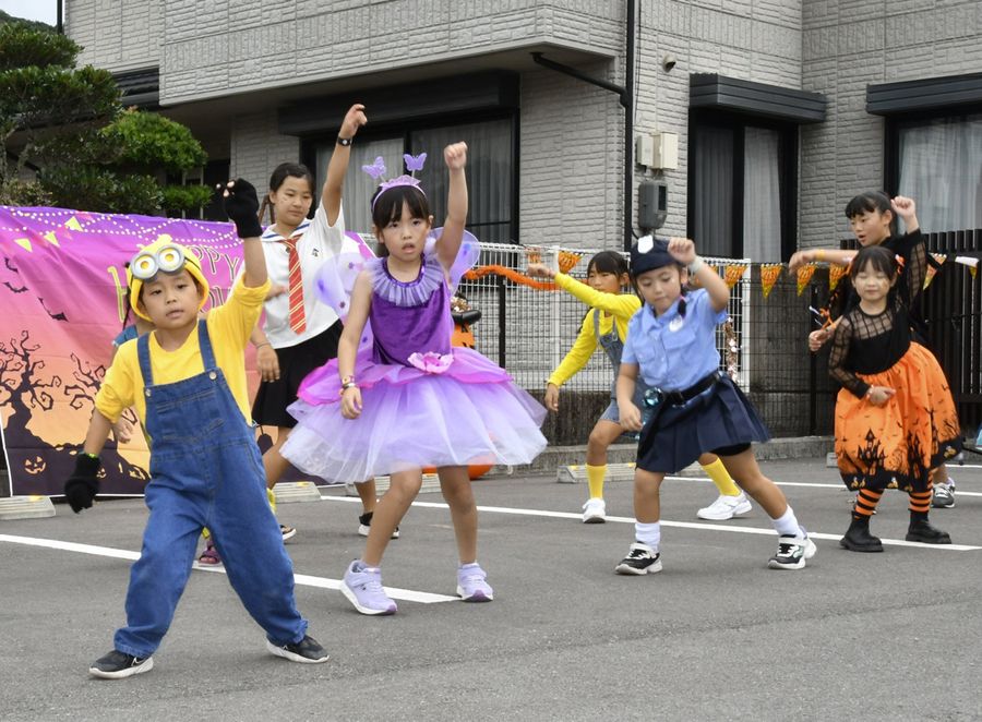 仮装してダンスを楽しむ子どもたち（東洋町の甲浦集落活動センターなぎ）
