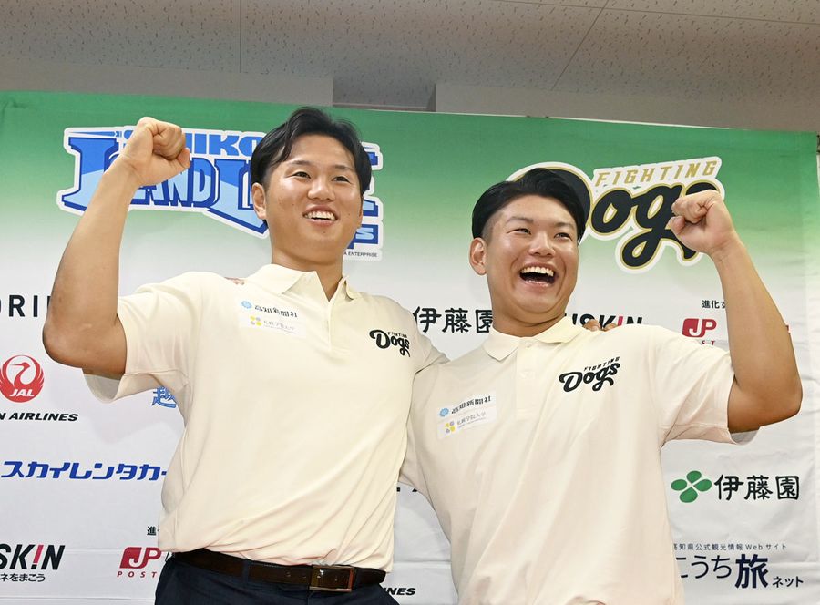 ドラフト指名され喜び合うＤｅＮＡ４位の若松尚輝投手＝左＝と阪神育成の嶋村麟士朗捕手（越知町の町民会館＝森本敦士撮影）
