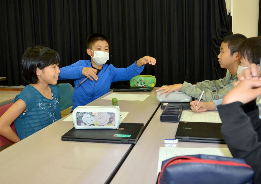 新たなエネルギー源について話し合う児童ら(高知市新本町1丁目の江ノ口小)