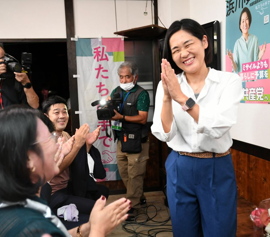 支援者のねぎらいに笑顔で応える浜川百合子さん（高知市神田）