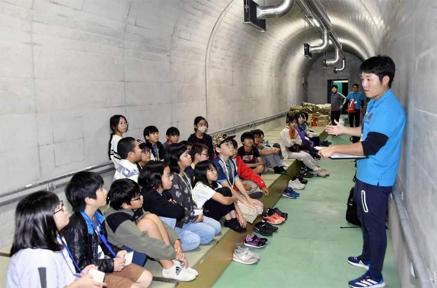 児童たちが津波避難シェルターに宿泊した防災キャンプ（室戸市佐喜浜町）