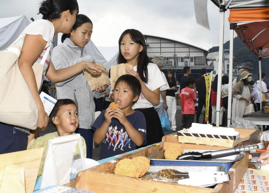 土佐はちきん地鶏のメンチカツなども人気を博した豊穣祭(本山町の吉野川ふれあい広場)