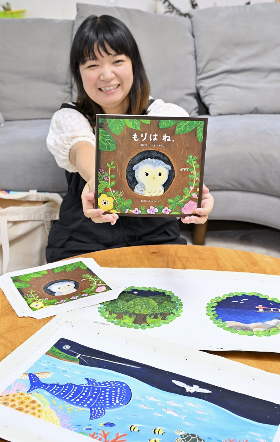 出版された絵本「もりは　ね、」を手に「多くの方に読んでほしい」と話すひさまつまゆこさん（土佐清水市の自宅）