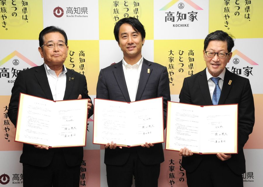 安芸市と進出協定を結んだ奥田聡社長＝中央＝ら（県庁）