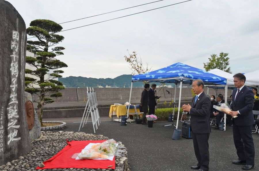 田内千鶴子さんをしのんだ献花式（高知市若松町）