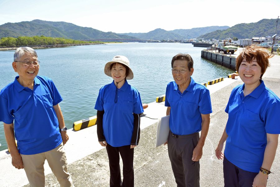 「県内外の人に土佐市の魅力を伝えたい」と語るドラゴンガイドチームのメンバー（同市宇佐町宇佐）