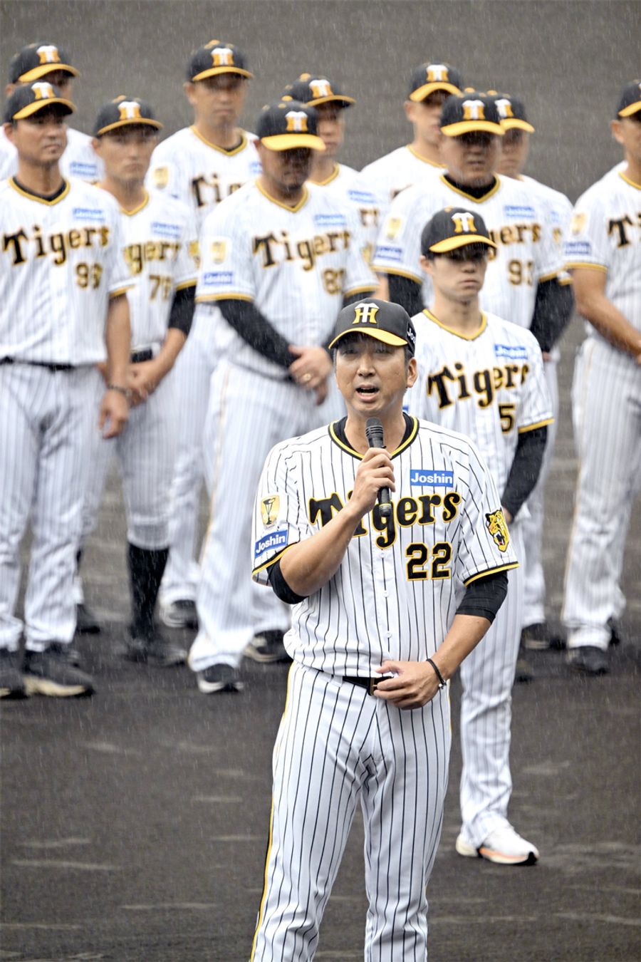 秋季キャンプの歓迎セレモニーであいさつする藤川球児新監督（安芸球場＝河本真澄撮影）