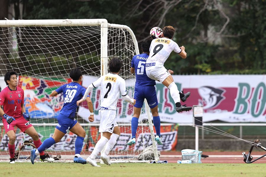 前節終了間際、ブリオベッカ浦安ゴールに猛攻をかける新谷（９）、吉田（２）ら高知Ｕイレブン。前半から先手を取って６戦ぶり勝利をつかみたい（１０月２７日、千葉市青葉の森スポーツプラザ陸上競技場）