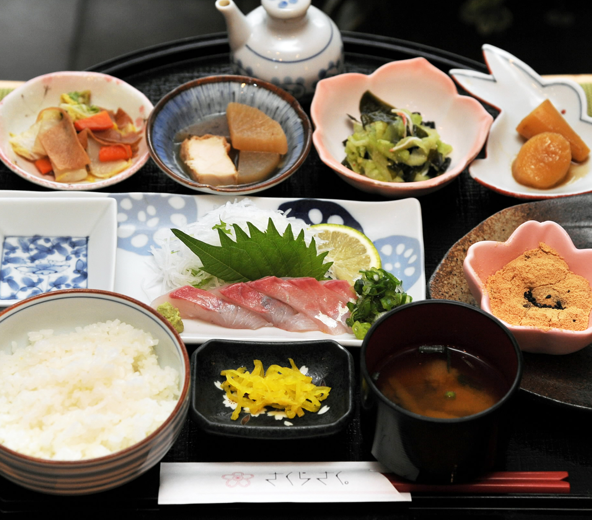 小鉢で楽しむ家庭の味 甘味付き日替わりランチ―《自慢のイッピン》ち