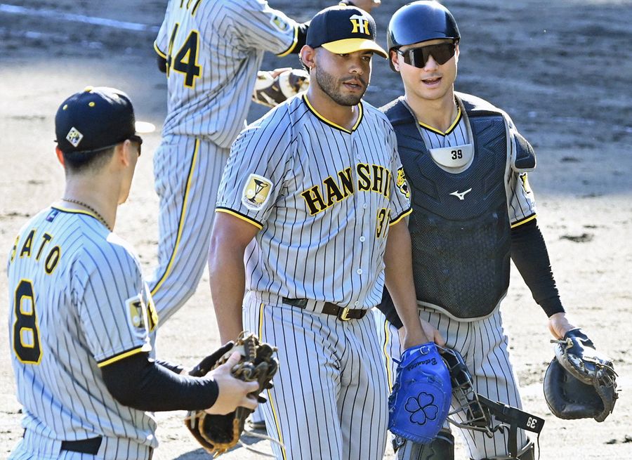 紅白戦に５番捕手でスタメン出場し、５投手をリードした栄枝＝右（安芸球場）