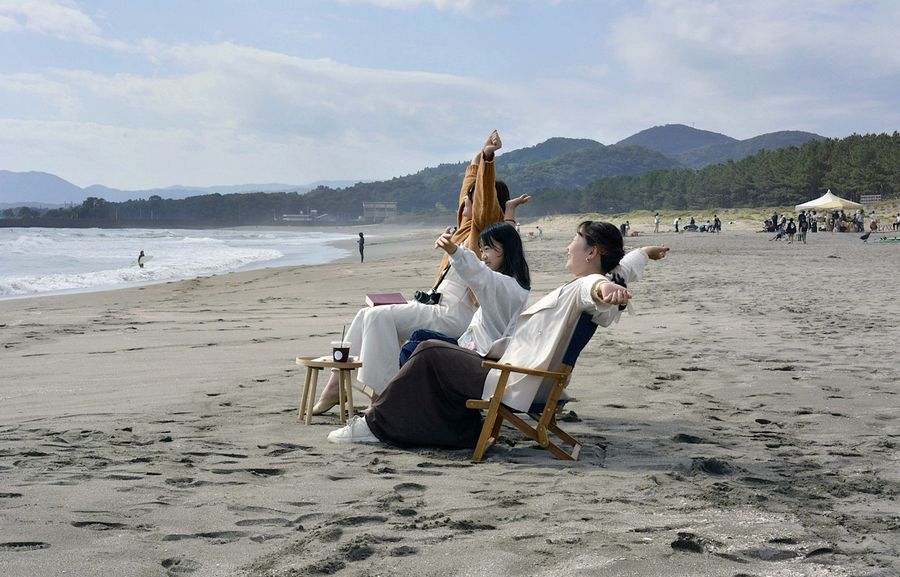 椅子を持ち込み、思い思いの時間を過ごす参加者（黒潮町入野）