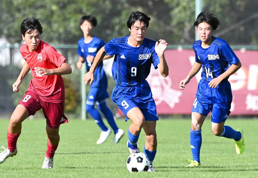 ドリブルで攻め込む宿毛の田原（９）と柴岡（１４）。左は高知の梅原（８）。いずれも大会優秀選手に選出された（春野球技場、河本真澄撮影）