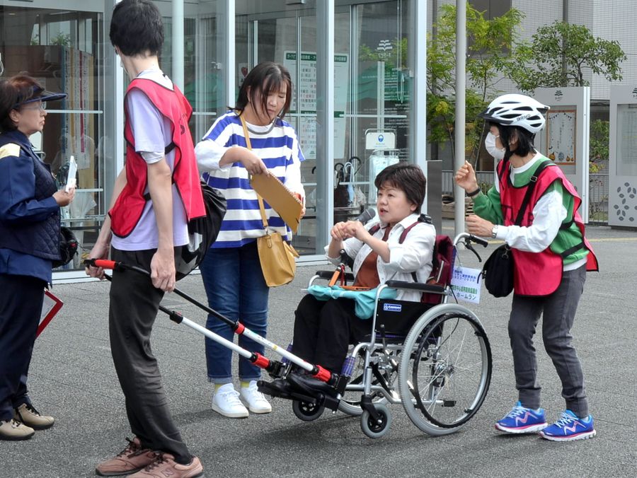 車いすをけん引する装置の紹介も行われた避難訓練（高知市追手筋２丁目のオーテピア前）