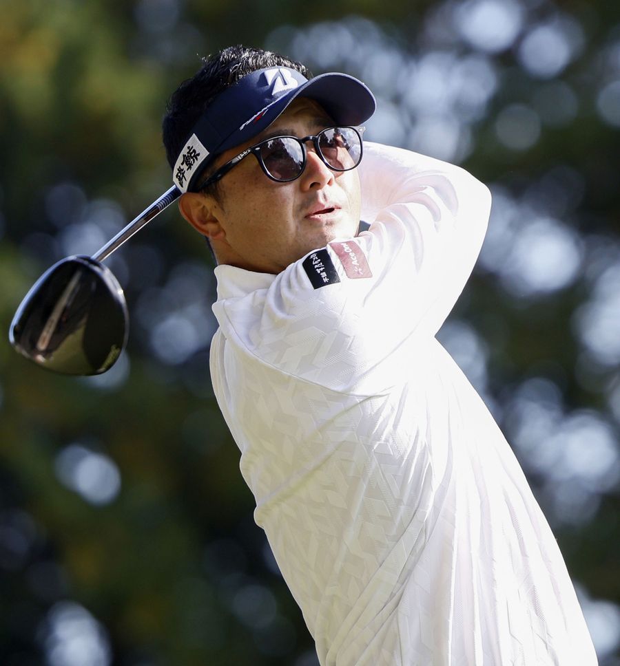 第１日、１１番でティーショットを放つ片岡大育。４アンダーで４位＝太平洋クラブ御殿場