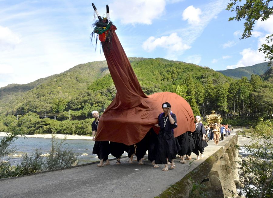 半家天満宮の秋祭りで、沈下橋を練り歩く牛鬼（四万十市西土佐半家）