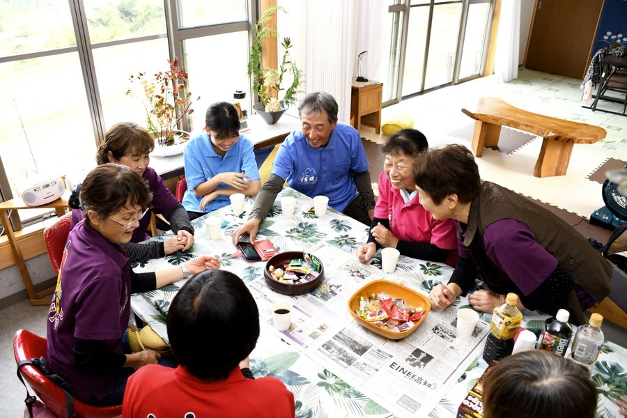 コテージ「天菊茶屋」に集まって談笑する吉延の住民たち（写真はいずれも本山町吉延）