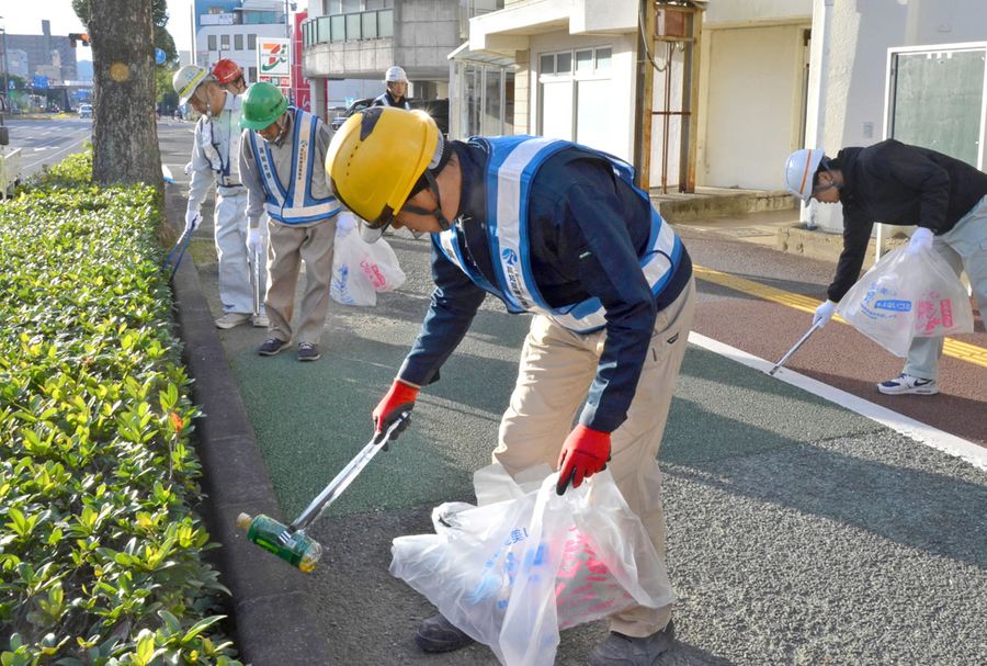道路のごみを拾う参加者(高知市桟橋通1丁目)
