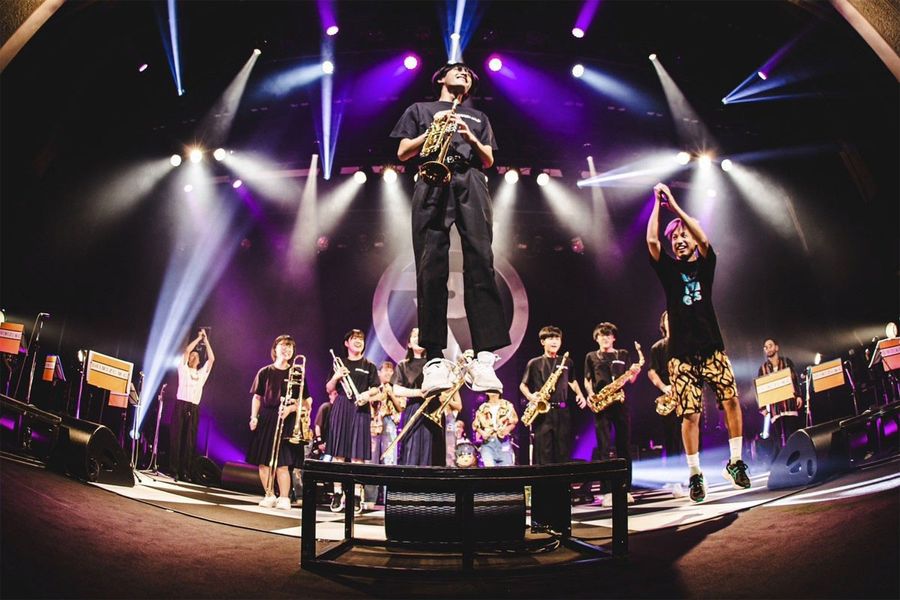 ライブを盛り上げた清水中学校音楽部の生徒ら（土佐清水市寿町の市民文化会館＝ＯＲＡＮＧＥ　ＲＡＮＧＥ公式フォト提供）