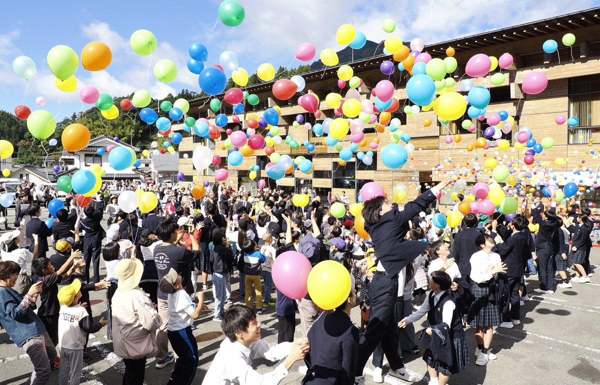 風船 11月11日11時11分11秒に…風船1111個ふわり 梼原町、津野