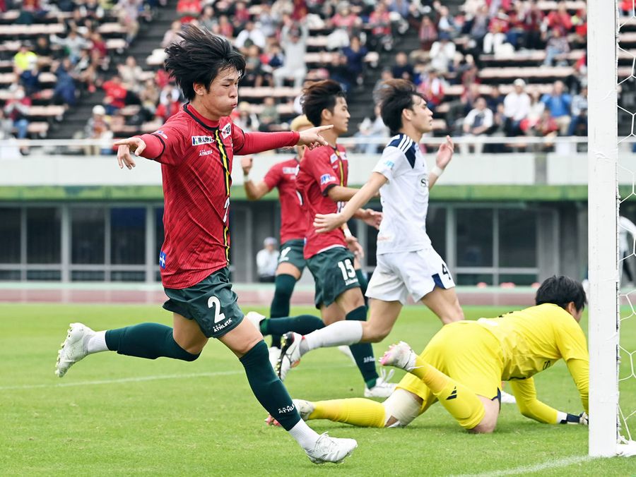 【高知ユナイテッドＳＣ―ソニー仙台ＦＣ】後半３７分、高知Ｕ・吉田（２）が左クロスをゴール左隅に決めて１―１に追い付く（春野陸上競技場＝森本敦士撮影）