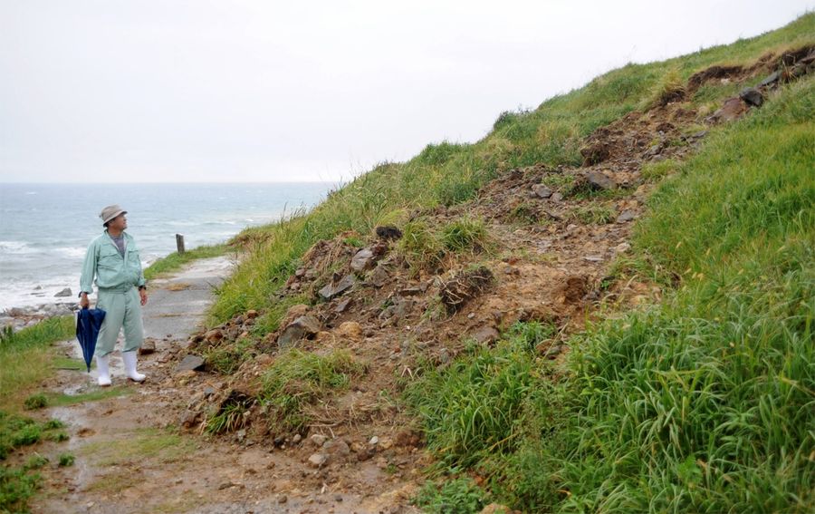 地震からの復旧中に、豪雨で再びあぜごと損壊した棚田の斜面（輪島市白米町）