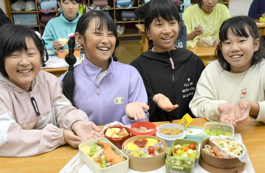 初めての「お弁当の日!」を迎え、力作を披露する小学5年生(馬路村馬路の馬路小学校)