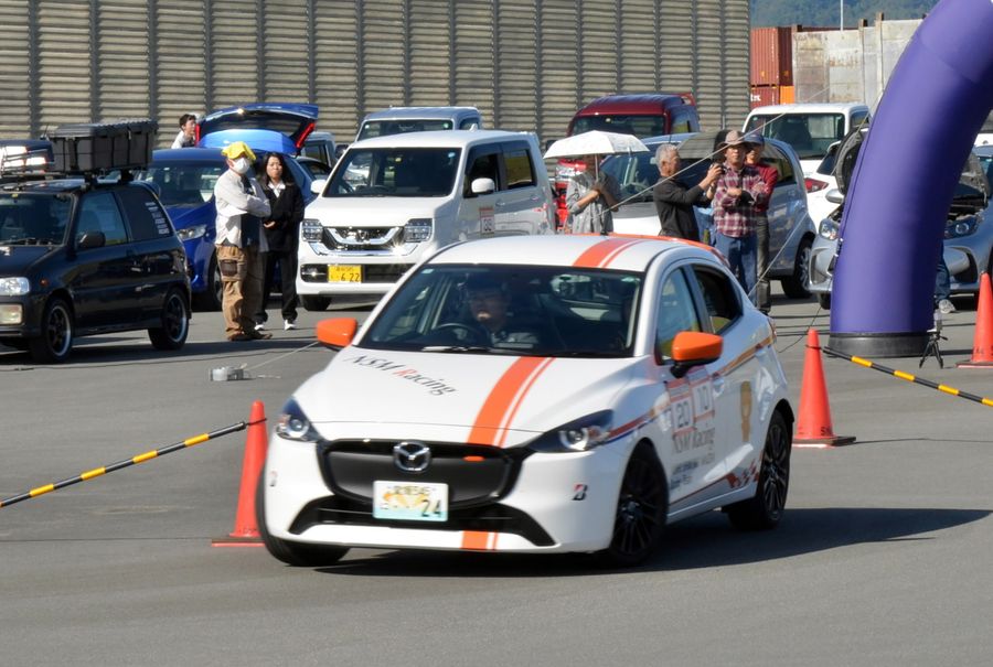 障害物を避けながら走り抜けるオートテストの参加者（高知市の高知新港）