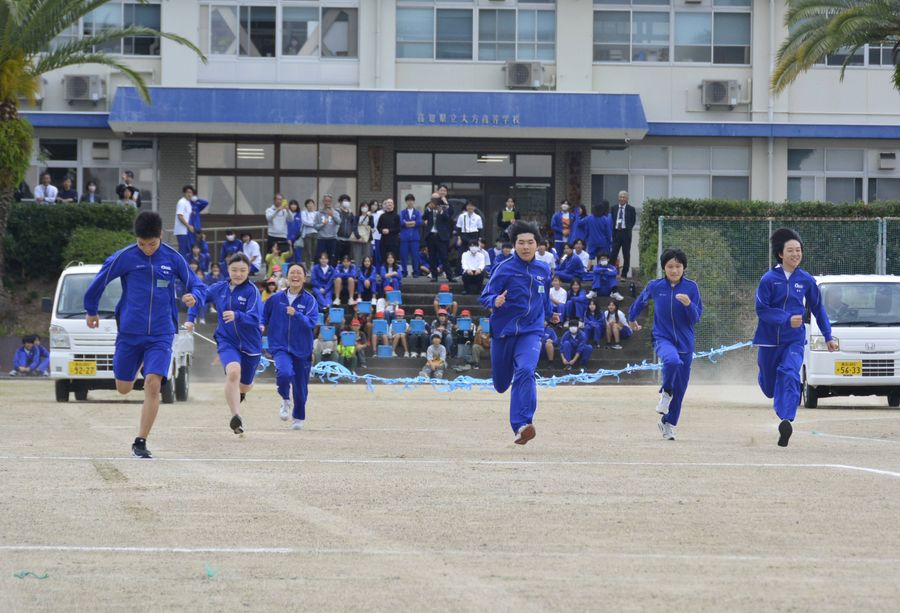 迫り来る津波の速度を体感した生徒ら（黒潮町の大方高校）