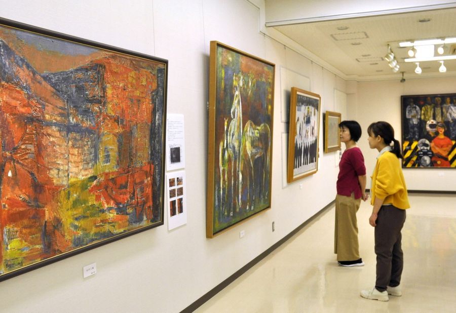 劣化が進み、専門家が修復した絵画13点が並ぶ（四万十町立美術館）